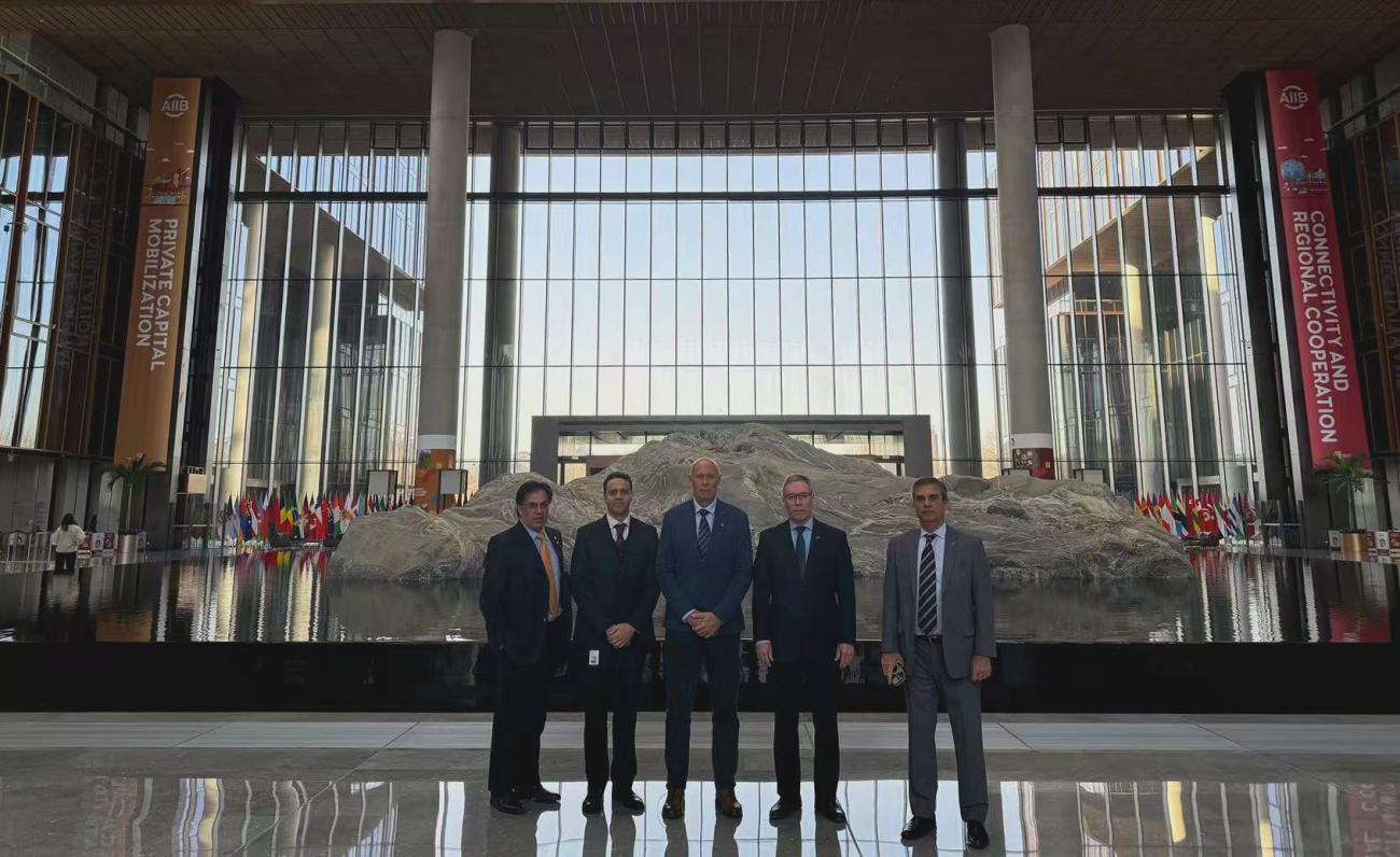 AIIB interesado en el financiamiento de obras uruguayas