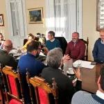 Representantes conversan en sala de reuniones de la Intendencia de Río Negro
