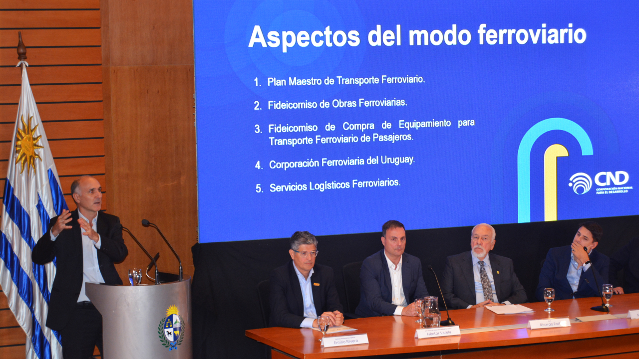 El vicepresidente Pablo Gutiérrez detalló el rol de la institución en distintos componentes del sector. Comenzó explicando el rol de CND en el Plan Maestro de Transporte Ferroviario. Así mismo adelantó que CND está trabajando en la estructuración de un fideicomiso de obras y otro de adquisición de equipamiento para transporte de pasajeros.  Por último, recordó el rol clave de CND en el sector ferroviario a través de su empresa Corporación Ferroviaria del Uruguay y la participación junto con AFE en la empres